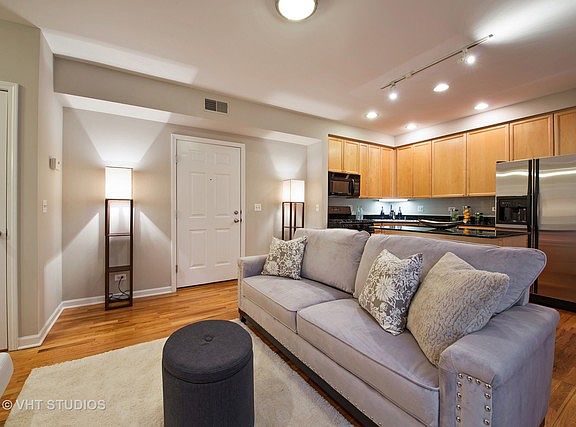4th image of 1636 W Melrose St APT 304