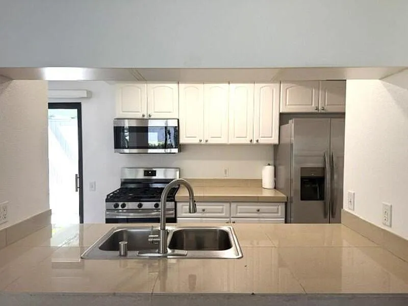 2 bed, 2.0 bath, 1000 sqft, $1,795 — Photo 2