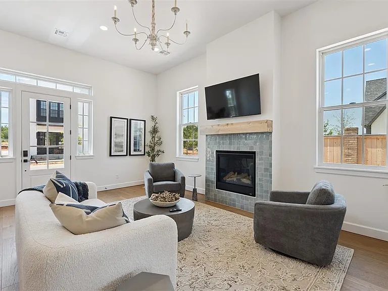 18817 Selah Way — Photo 9