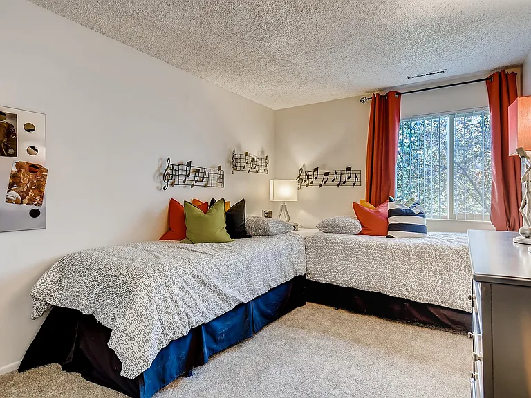 Clearview Apartments 4840-print-011-009-Bedroom-3600x2403-300dpi