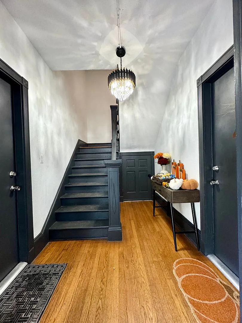 Renovated 2 Bedroom 1 Free Parking Space Located Steps from Lake Eola, Downtown Orlando — Photo 2