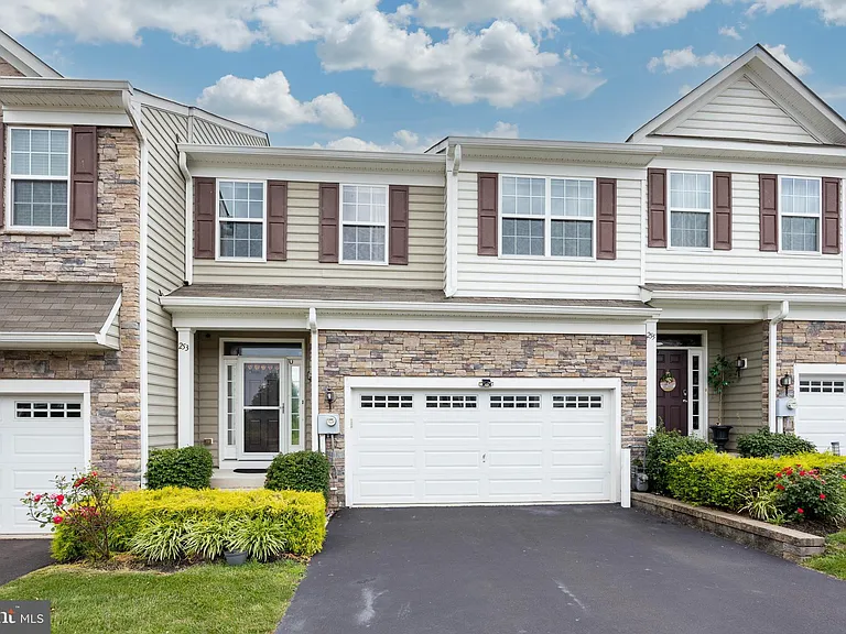 253 Fairfield Cir W — Photo 1