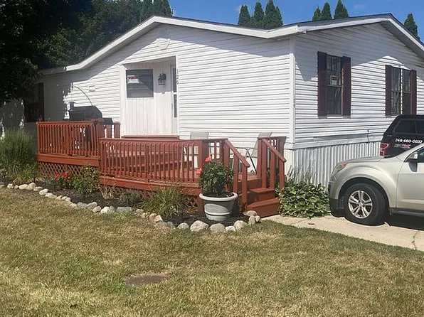 126 Pepperidge Dr, Wixom, MI 48393