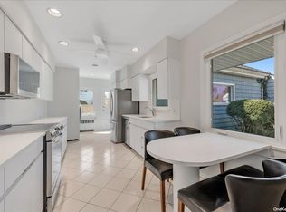 257 Willard Dr, Hewlett, NY 11557