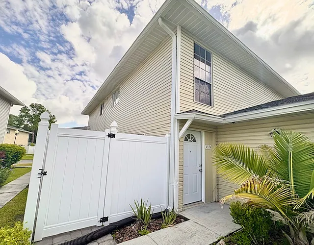 2 bed, 1.5 bath, 909 sqft, $1,800 — Photo 1