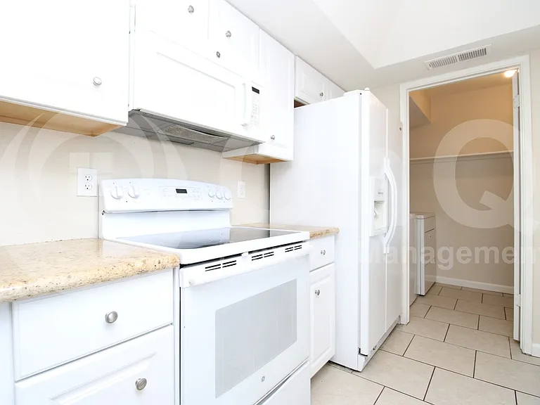 928 E Diamond Dr — Photo 3