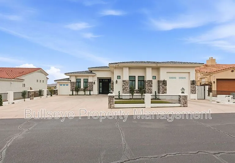 1527 E Villa Maria Dr — Photo 2