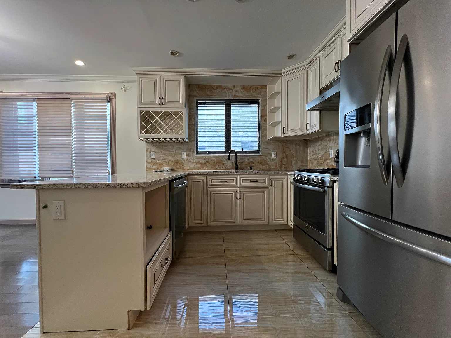 3 bed, 1300 sqft, $3,280 — Photo 4