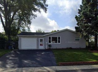 221 Sioux Ave, Carpentersville, IL 60110
