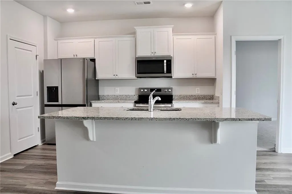 3 bed, 2.0 bath, 1701 sqft, $2,500 — Photo 3