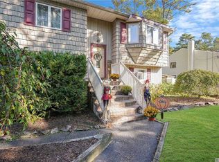 43 Madeline Rd, Ridge, NY 11961