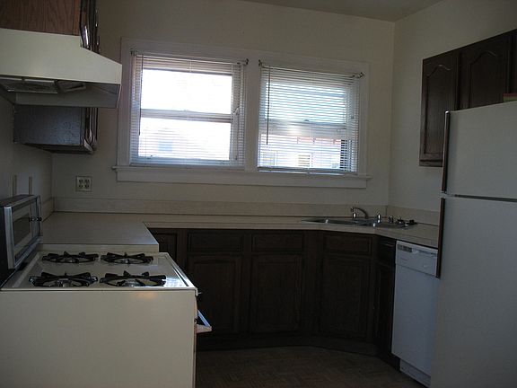 Gas range, Dishwasher, Refrigerator with ice maker, Garbage disposal