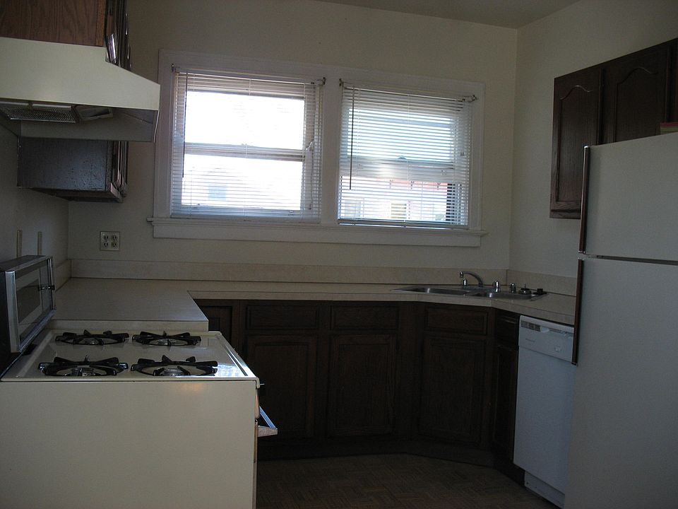 Gas range, Dishwasher, Refrigerator with ice maker, Garbage disposal