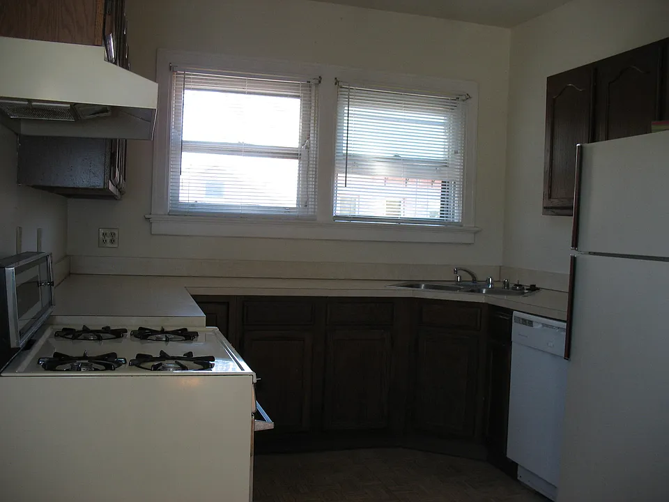 Gas range, Dishwasher, Refrigerator with ice maker, Garbage disposal