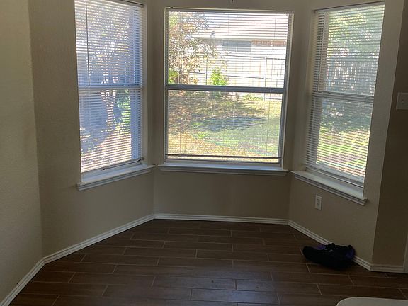5th image of 818 Thorton Dr