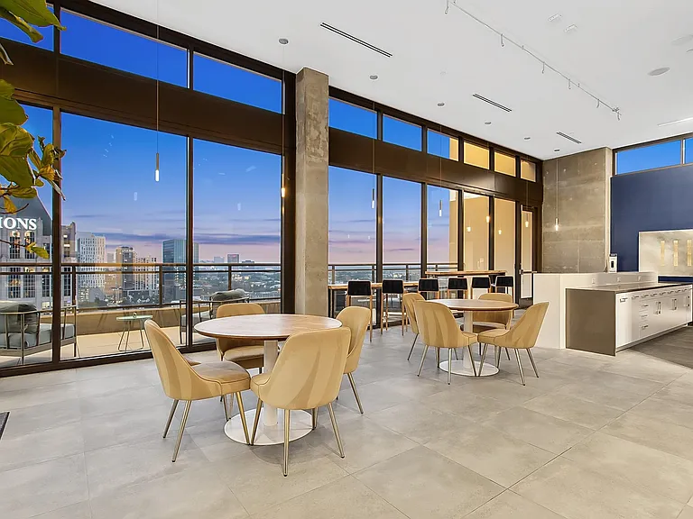 Reservable penthouse lounge with kitchen