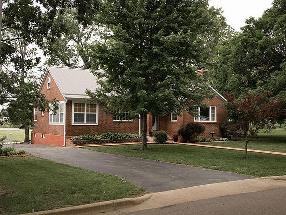 3rd image of 25 Forest Hill Dr