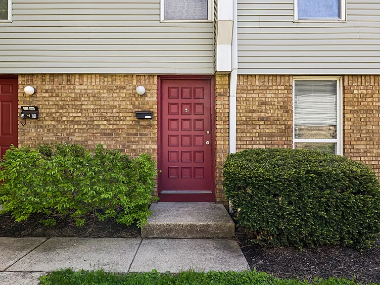 Sharon Green Townhomes — Photo 9