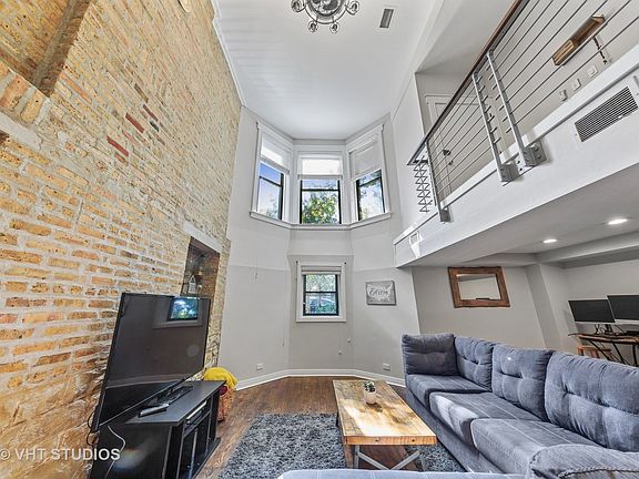 3rd image of 2111 N Kenmore Ave #A