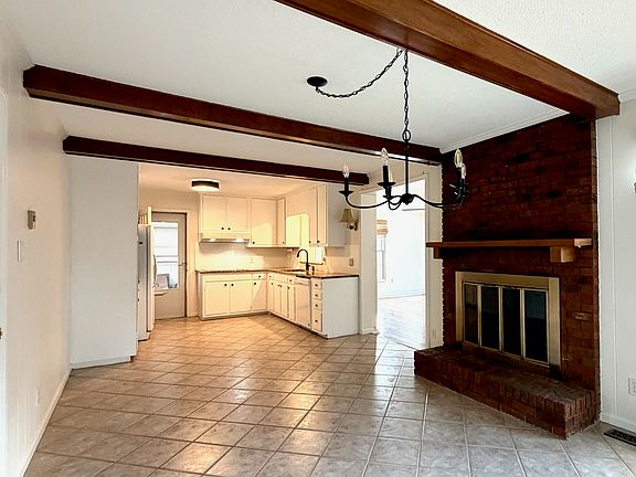 Kitchen / Dining Area