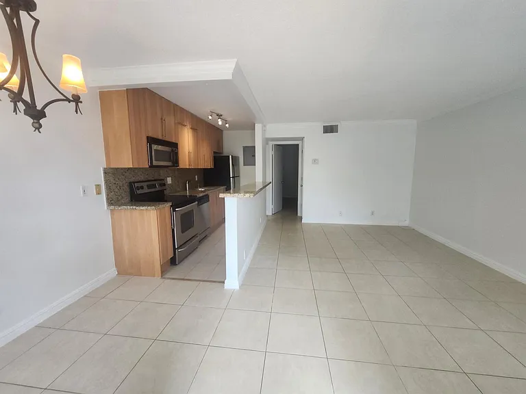 1125 NE 16th Pl #105 — Photo 13