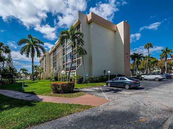 3rd image of 2000 Atlantic Shores Blvd APT 205