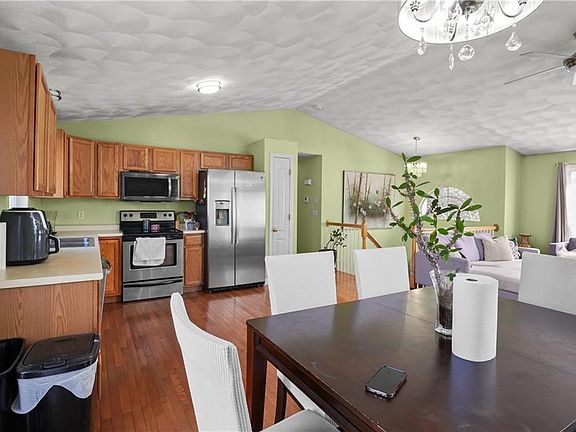 5th image of 115 Hillwood St