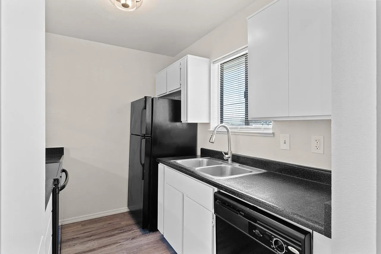 2 bed, 800 sqft, $1,650 — Photo 3