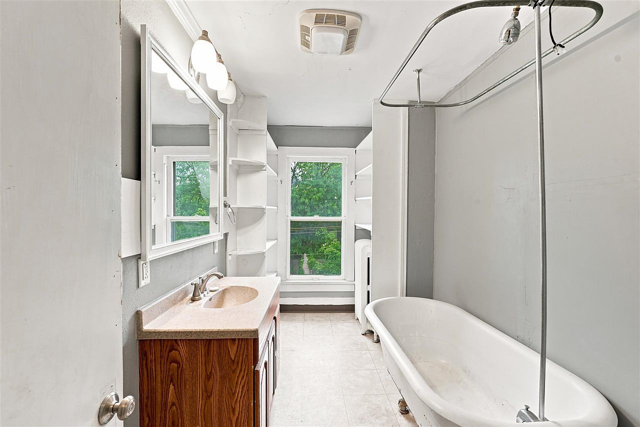 935 E College St, Iowa City, IA 52240 - photo 23