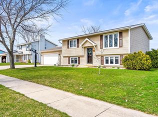 1520 E Sommers Dr, Oak Creek, WI 53154