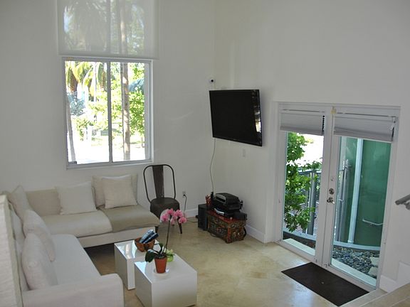 3rd image of 828 3rd St APT 205
