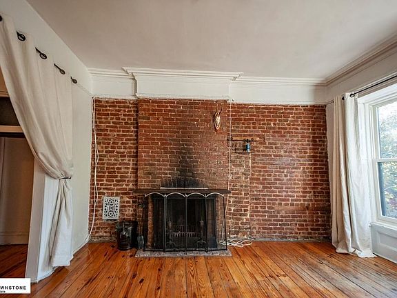 2nd image of 391 Sackett St #2