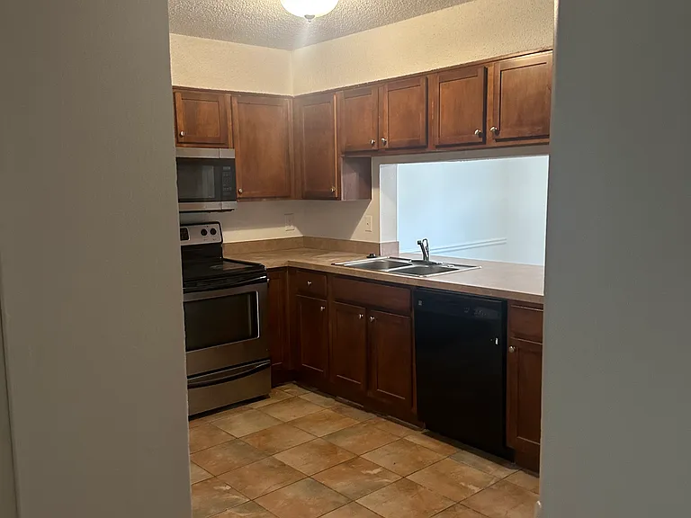 122 Seasons Pkwy — Photo 15