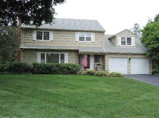 14 Wampanoag Dr, West Hartford, CT 06117