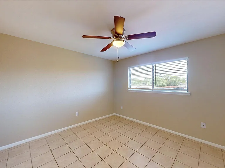 210 W G St — Photo 16