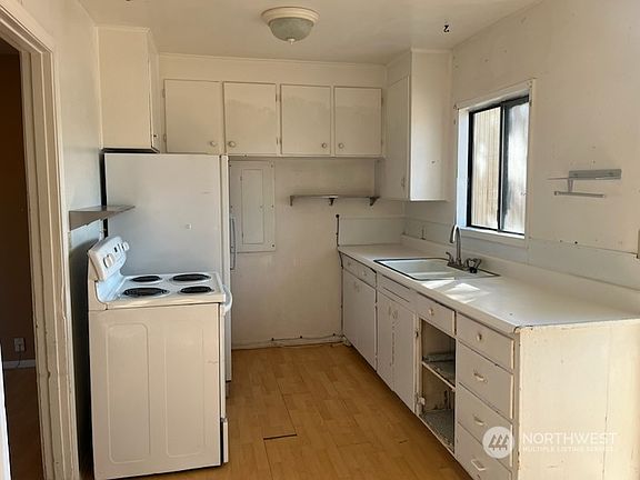 4th image of 831 S Grand Drive
