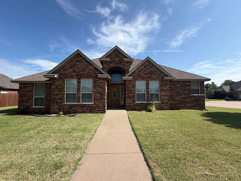800 Windsor Pl — Photo 1