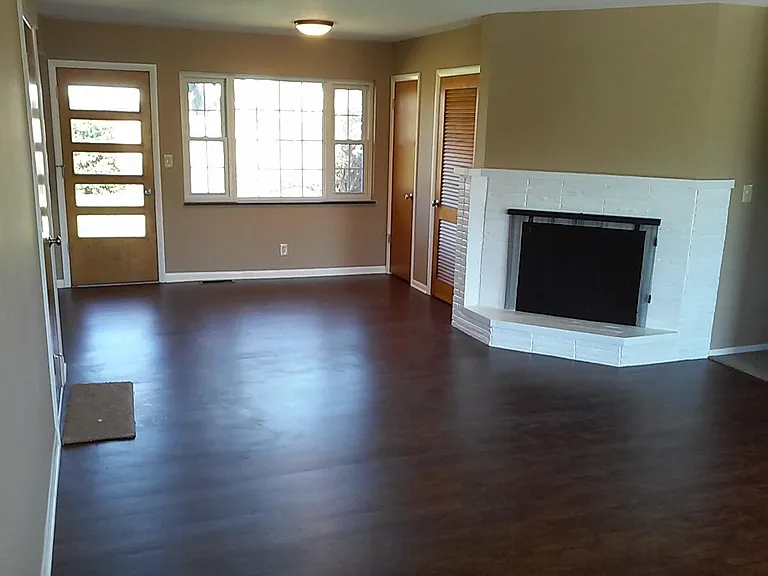 515 Hollendale Dr — Photo 2