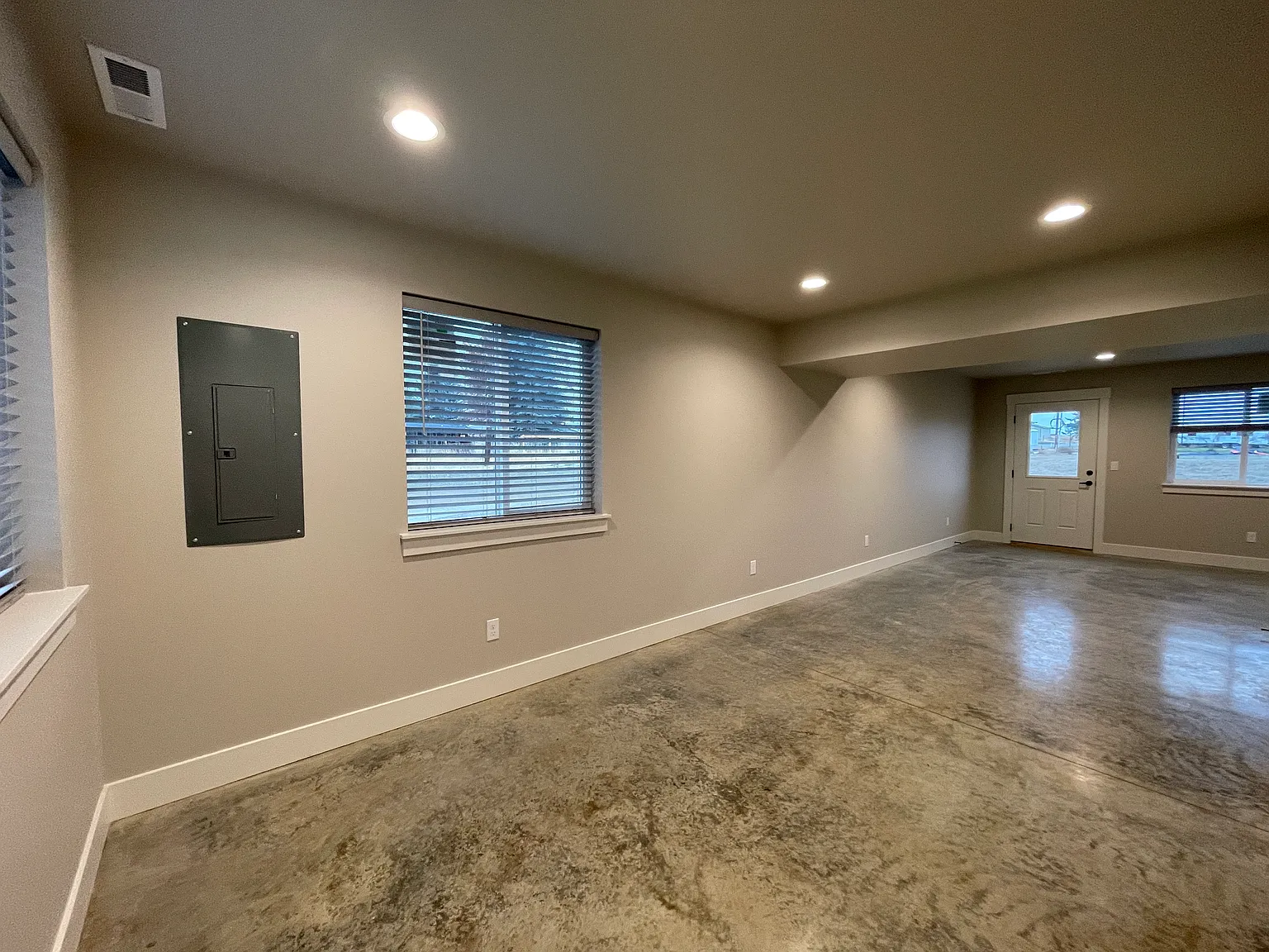 3 bed, 2.5 bath, 1800 sqft, $2,100 — Photo 3