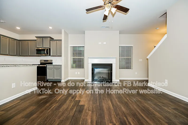 4 bed, 2.5 bath, 1832 sqft, $2,195 — Photo 3