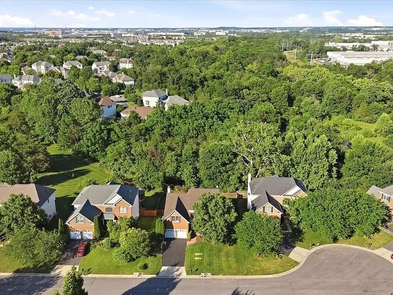 22806 Oatlands Grove Pl — Photo 17