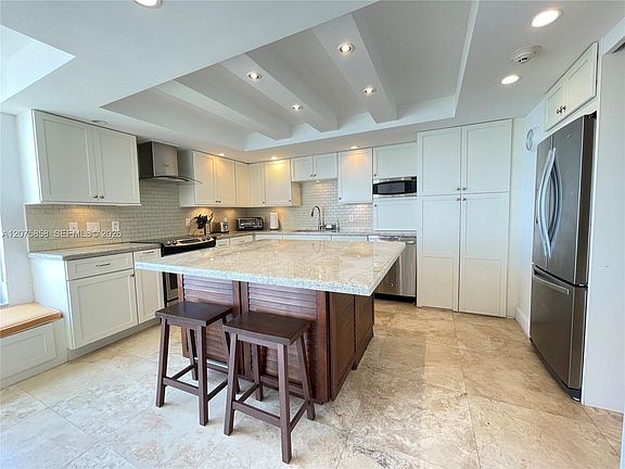 5th image of 605 Ocean Dr APT 10L