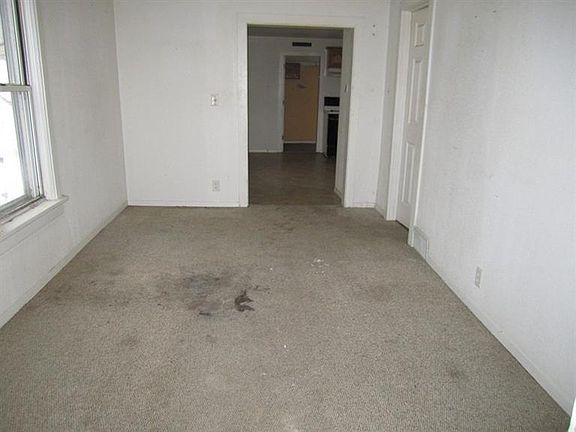 3rd image of 707 10th Ave N