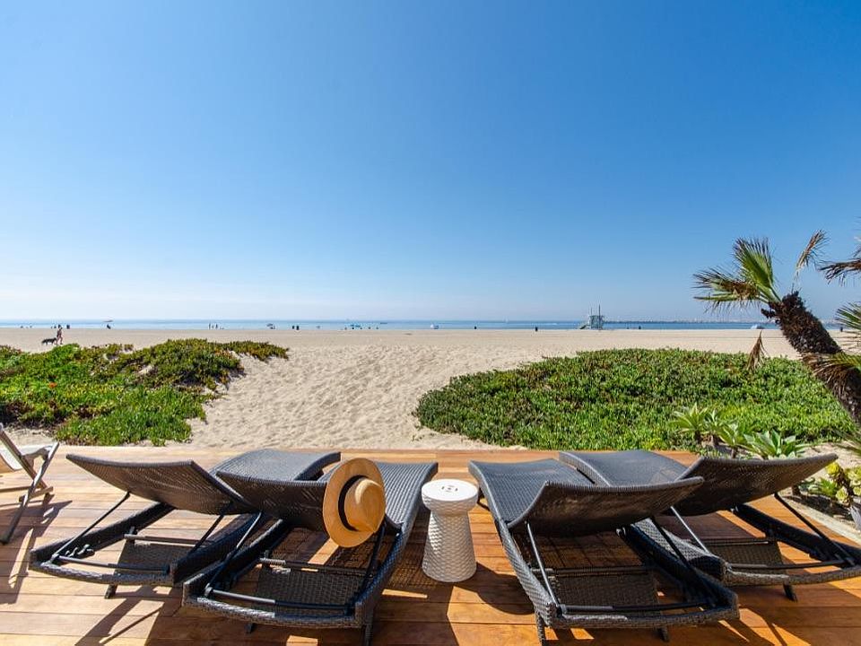 BEACHFRONT AND PRIVATE DECK