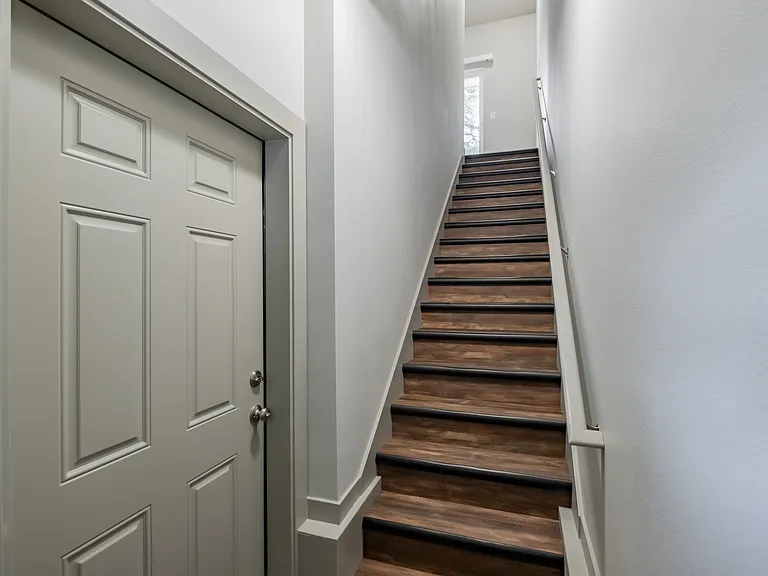 382 24th St NE — Photo 3