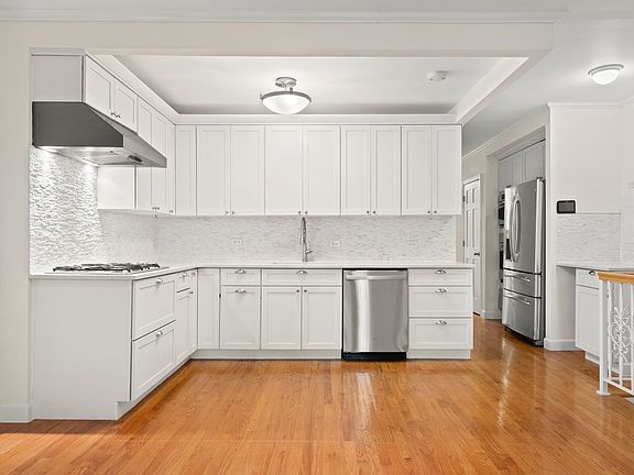 3rd image of 316 W 71st St