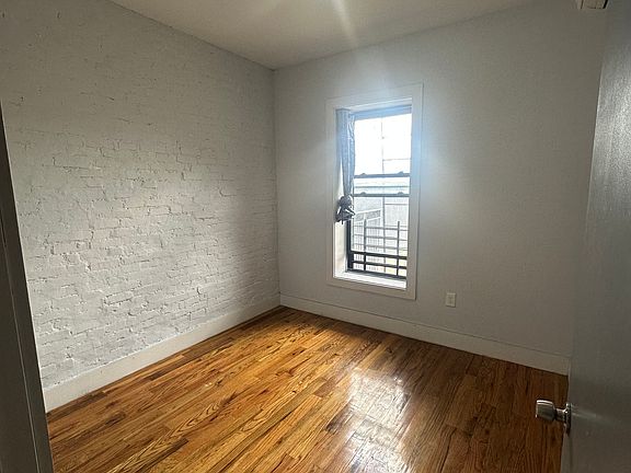 3rd image of 555 39th St APT 1R