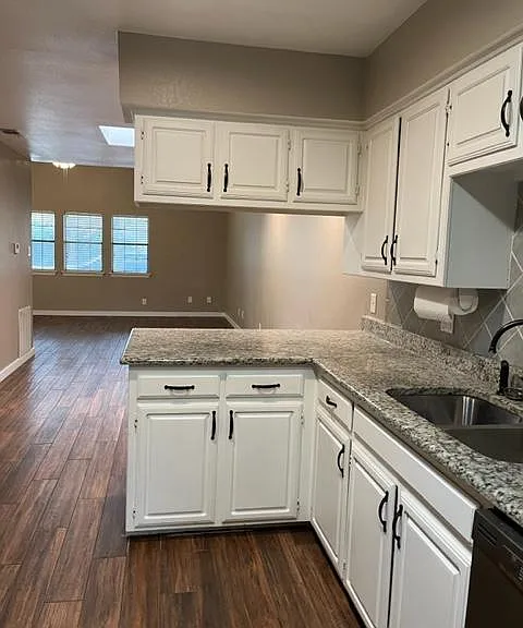 1112 Kathy Ln — Photo 3