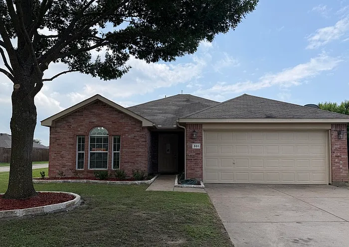 301 Meadow Lark Ln — Photo 1
