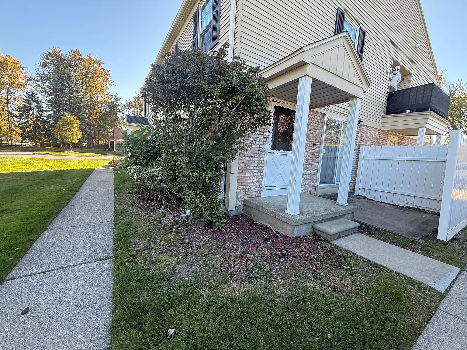 2 bed, 1.5 bath, 968 sqft, $1,550 — Photo 2
